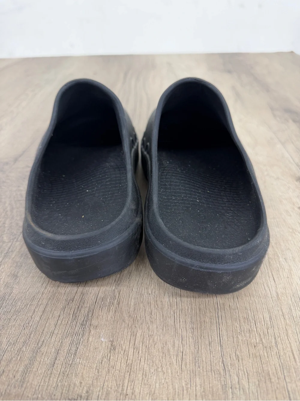 OOFOS Men's Black Slip-On Clogs